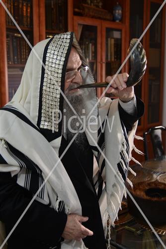 Blowing shofars