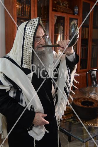 Blowing shofars