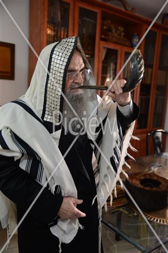 Blowing shofars