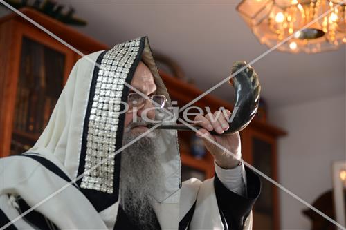 Blowing shofars
