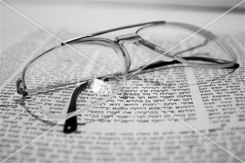 Glasses on the Gemara