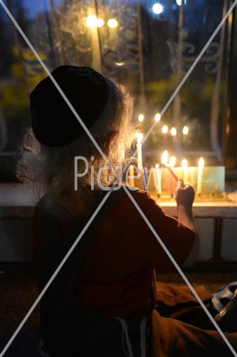 הדלקת חנוכיה 