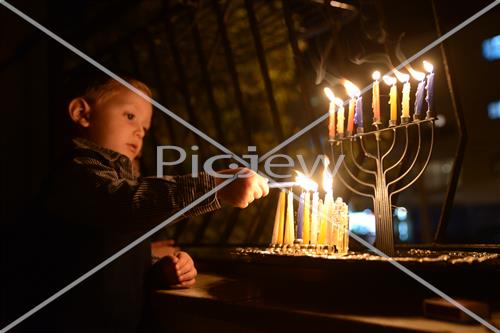 הדלקת חנוכיה 