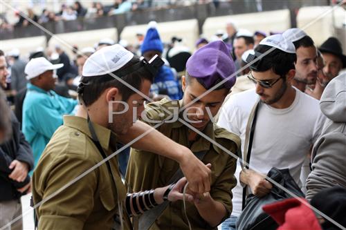 חיילים מתפללים בכותל