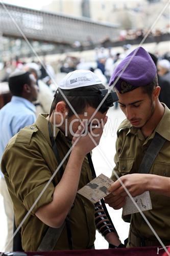 חיילים מתפללים בכותל