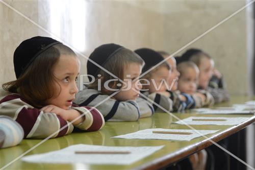 ילדים לומדים אותיות