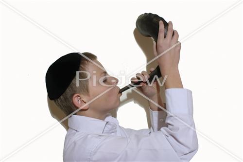 boy blows in the shofar