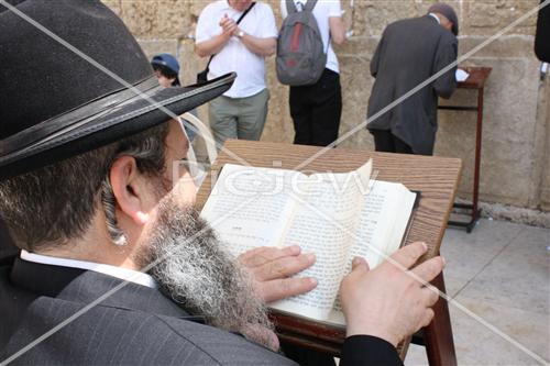  Man prays in the wall