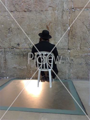 hasid prying at the Kotl