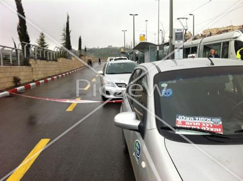 תיעוד מזירת פיגוע הדקירה בירושלים: חיילת נדקרה ברכבת הקלה