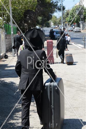 בחורים בדרך לישיבה