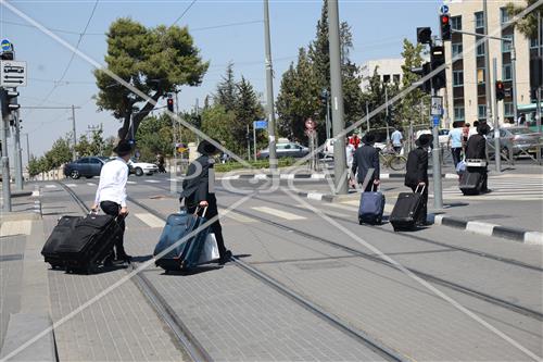 בחורים בדרך לישיבה