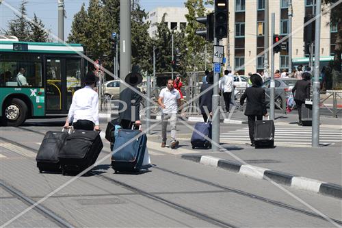 בחורים בדרך לישיבה