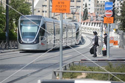 בחורים בדרך לישיבה