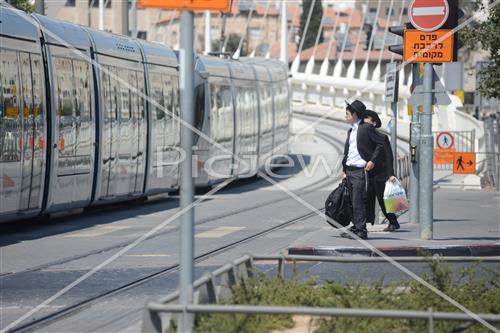 בחורים בדרך לישיבה