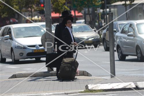 בחורים בדרך לישיבה