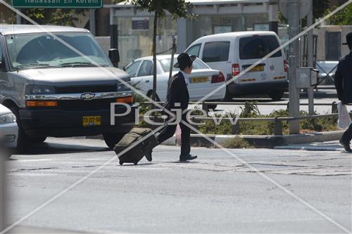 בחורים בדרך לישיבה