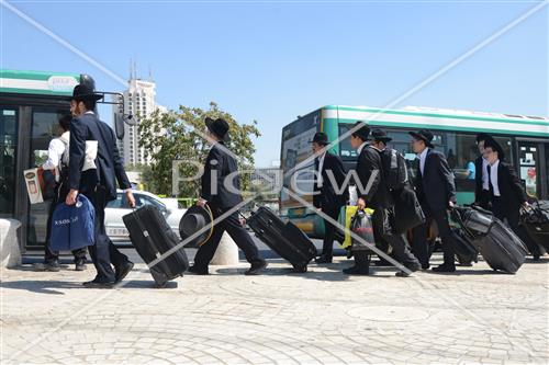 בחורים בדרך לישיבה