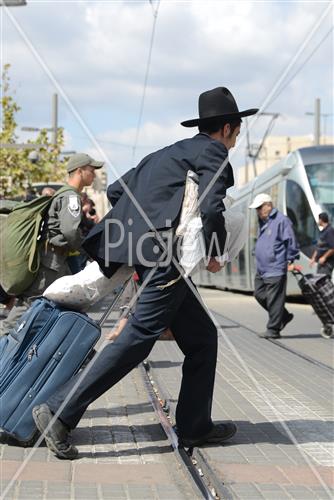 בחורים בדרך לישיבה