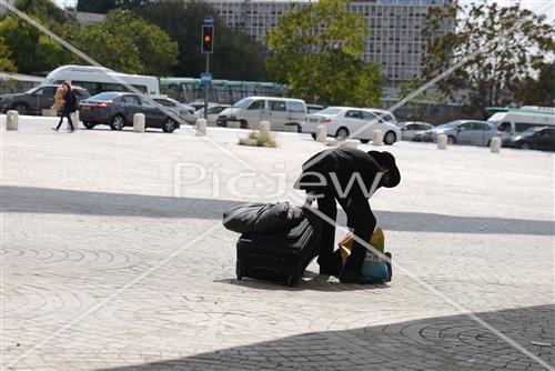 בחורים בדרך לישיבה