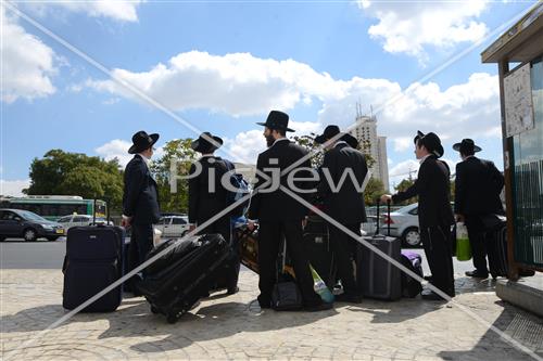 בחורים בדרך לישיבה