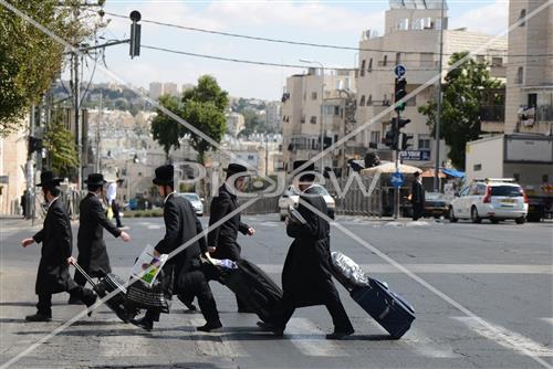 בחורים בדרך לישיבה