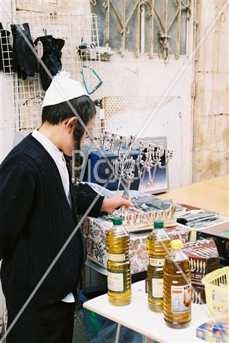 קניית מוצרים לחנוכה