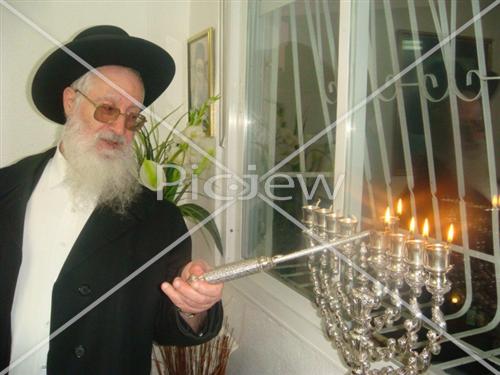 הרה''ג ר' יעקב יוסף בהדלקת נרות חנוכה