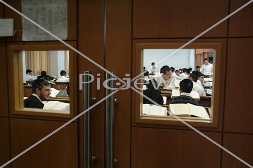 Yeshivat Torat Zeev