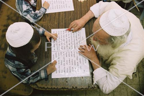 ילדים לומדים בחיידר