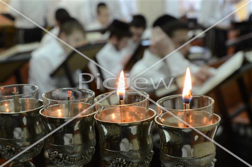 נרות חנוכה בבית המדרש