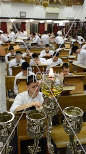 נרות חנוכה בבית המדרש