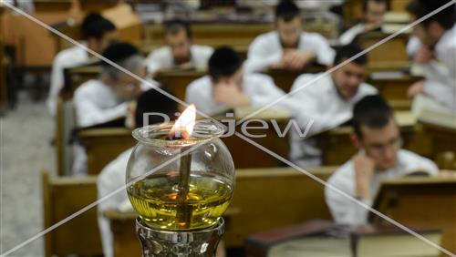 נרות חנוכה בבית המדרש