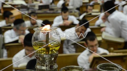 נרות חנוכה בבית המדרש