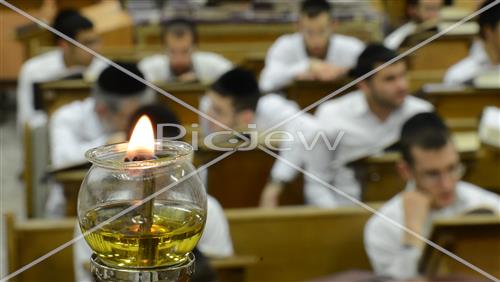 נרות חנוכה בבית המדרש