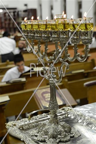 נרות חנוכה בבית המדרש