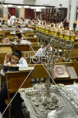 נרות חנוכה בבית המדרש