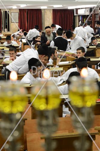 נרות חנוכה בבית המדרש