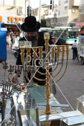 מכירת חנוכיות