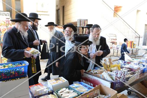 מכירת חנוכיות