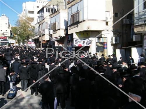 תיעוד: אלפים בהלווית המקובל הרב ניסים פרץ זצ"ל