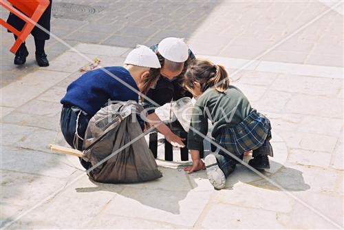 ילדים משחקים ברחוב