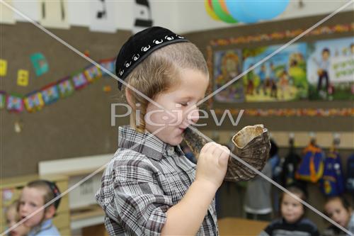 ילד תוקע בשופר