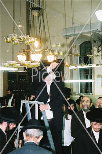 שמן לבית כנסת לכבוד ל"ג בעומר