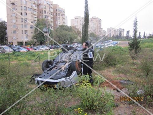 גבעת שמואל: הרכב התהפך סמוך לכניסת השבת - תיעוד 