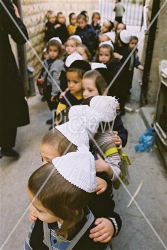 ילדים לומדים בתלמוד תורה