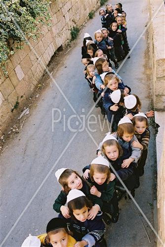 ילדים לומדים בתלמוד תורה