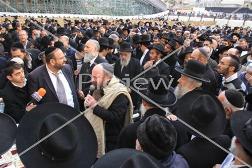 תיעוד- תפילה בכותל המערבי לרפואת הרב יעקב יוסף