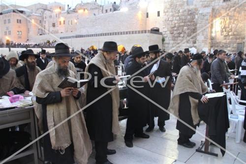 תיעוד- תפילה בכותל המערבי לרפואת הרב יעקב יוסף