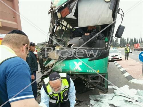 כ-30 נפגעים והרוגה בתאונה קשה בין משאית לאוטובוס בצומת יסודות